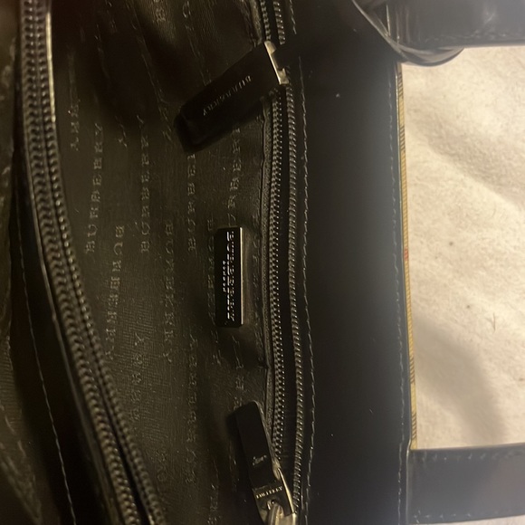 Burberry purse square open bucket-style w/ black pleather straps - Picture 4 of 9